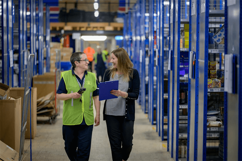 Warehouse worker using scanner de codes à barres